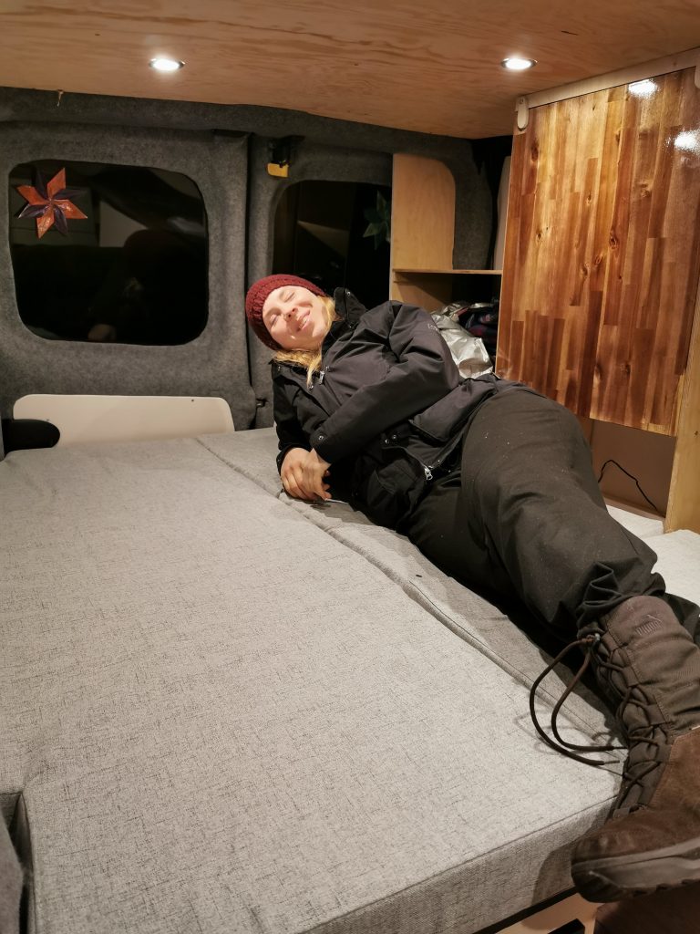 Bibs auf Matratze im Campervan