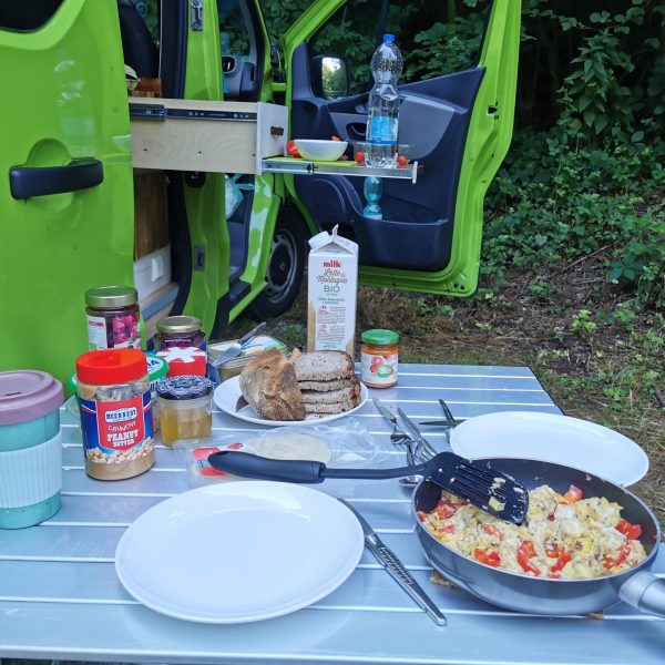 Frühstück auf dem Campingtisch gedeckt